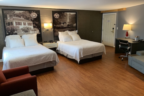 Suite monolocale, 2 letti queen, non fumatori | Una scrivania, tende oscuranti, ferro/asse da stiro, Wi-Fi gratuito