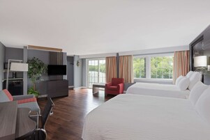 Escritorio, cortinas blackout y tabla de planchar con plancha 