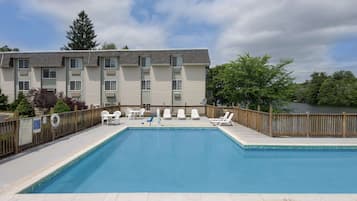 Outdoor pool, pool loungers