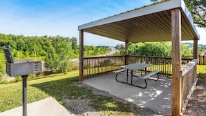 BBQ/picnic Area - Super 8 by Wyndham Fairmont (Fairmont)