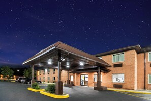 Exterior - Super 8 by Wyndham Fairmont (Fairmont)