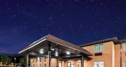 Super 8 by Wyndham Fairmont