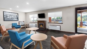 Lobby sitting area - Super 8 by Wyndham Fairmont (Fairmont)