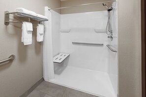 Kamer, 1 tweepersoonsbed, toegankelijk voor mindervaliden (Mobility, Roll-In Shower w/ Grab Bar) | Badkamer | Een bad/douchecombinatie, gratis toiletartikelen, een haardroger