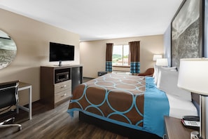 Business Room, 1 King Bed, Non Smoking | In-room safe, desk, blackout curtains, iron/ironing board