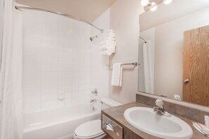 Duschwanne, kostenlose Toilettenartikel, Haartrockner, Handtücher