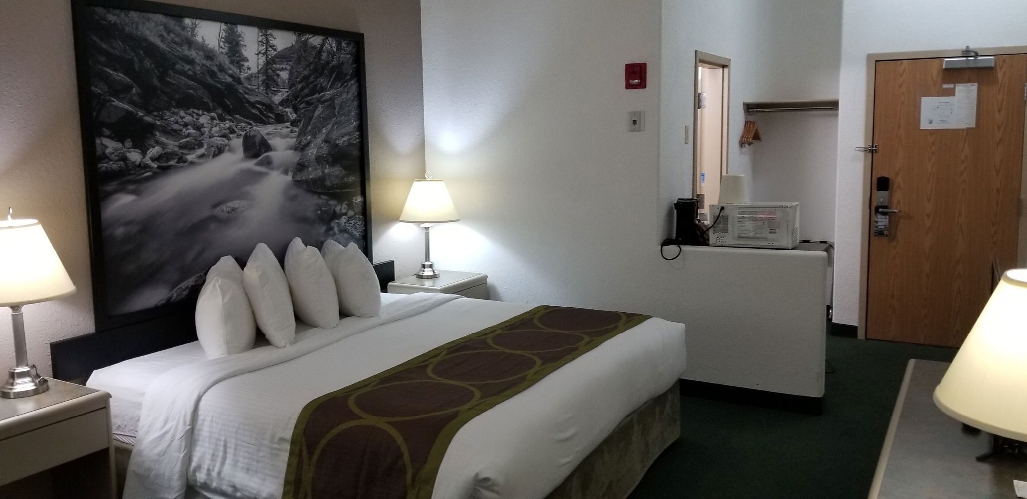 Tirai kedap cahaya, setrika/meja setrika, Wi-Fi gratis, dan seprai linen