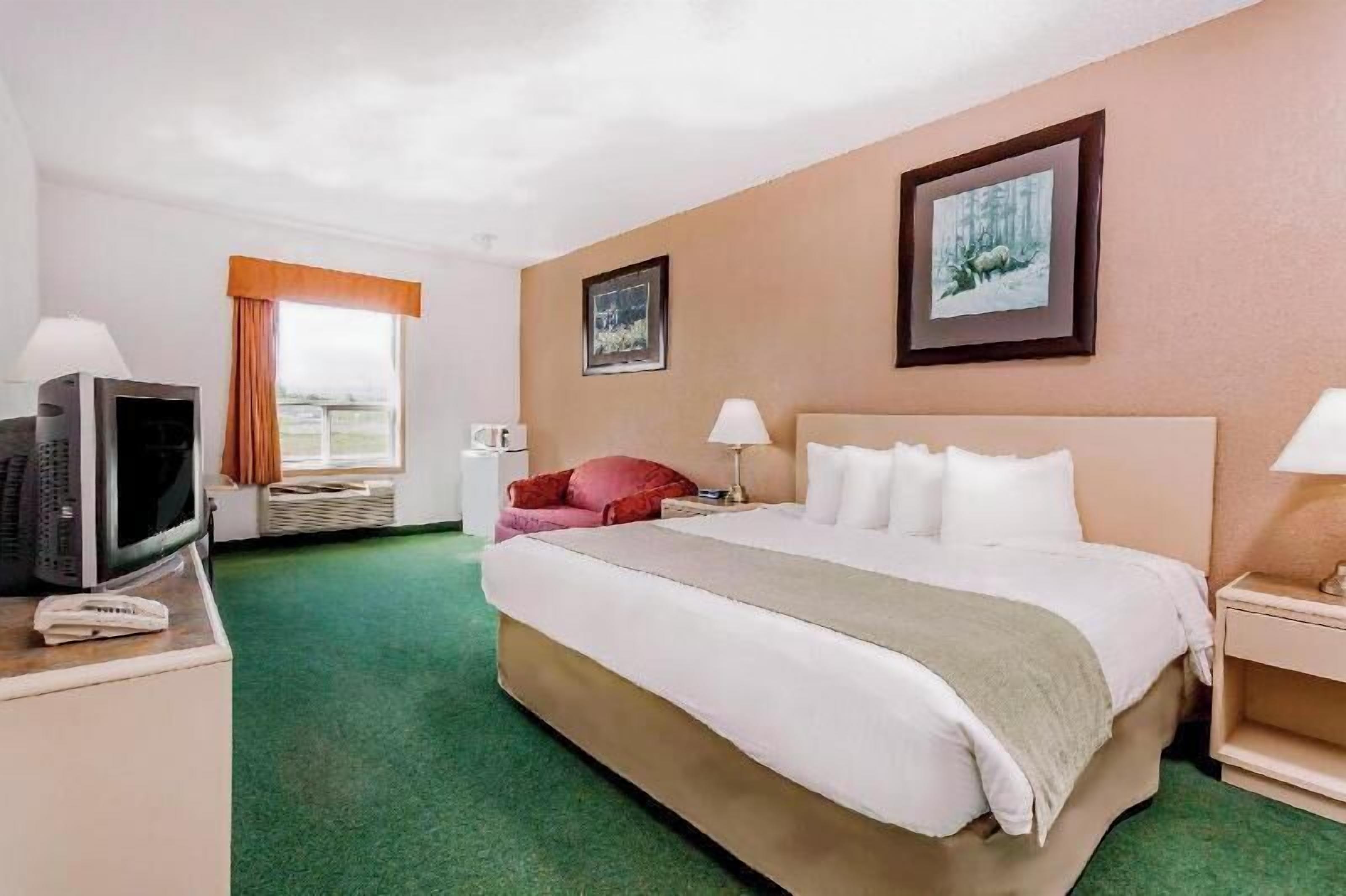 Tirai kedap cahaya, setrika/meja setrika, Wi-Fi gratis, dan seprai linen