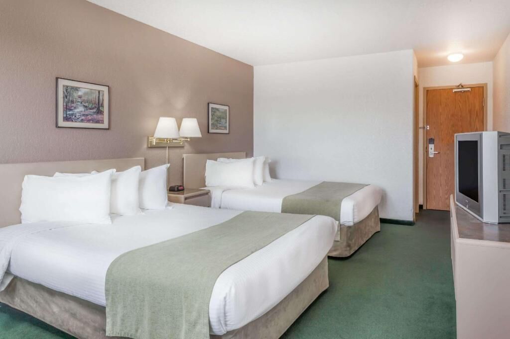 Tirai kedap cahaya, setrika/meja setrika, Wi-Fi gratis, dan seprai linen