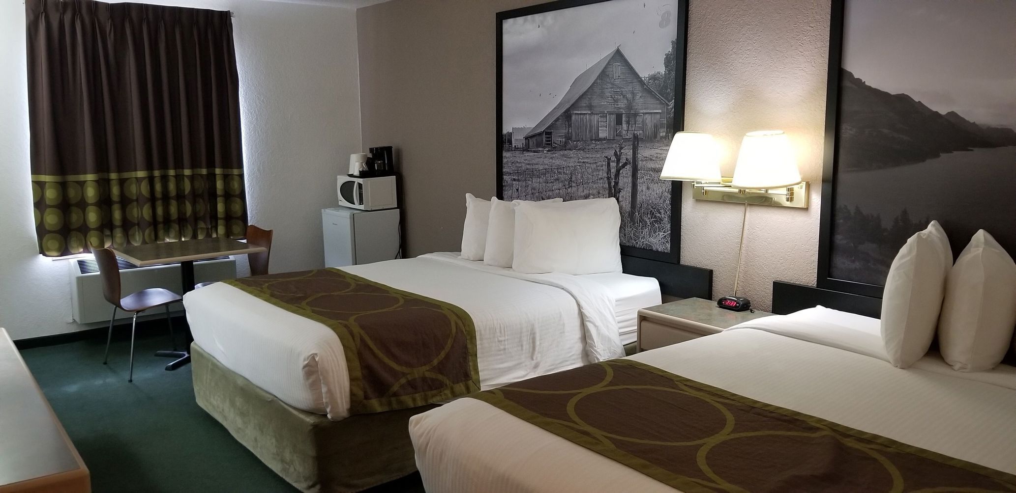 Tirai kedap cahaya, setrika/meja setrika, Wi-Fi gratis, dan seprai linen