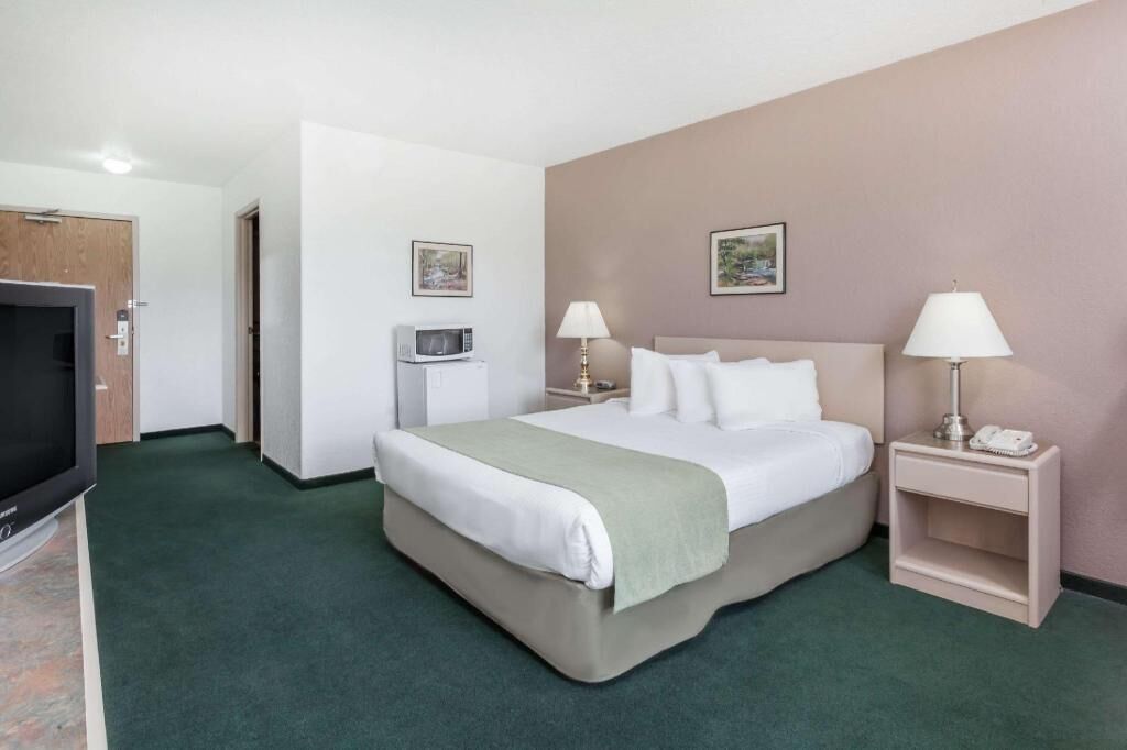 Tirai kedap cahaya, setrika/meja setrika, Wi-Fi gratis, dan seprai linen