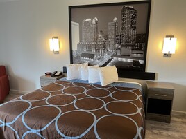 Habitación, 1 cama de matrimonio grande, accesible para personas con discapacidad, no fumadores | Escritorio, tabla de planchar con plancha, cunas (de pago) y wifi gratis