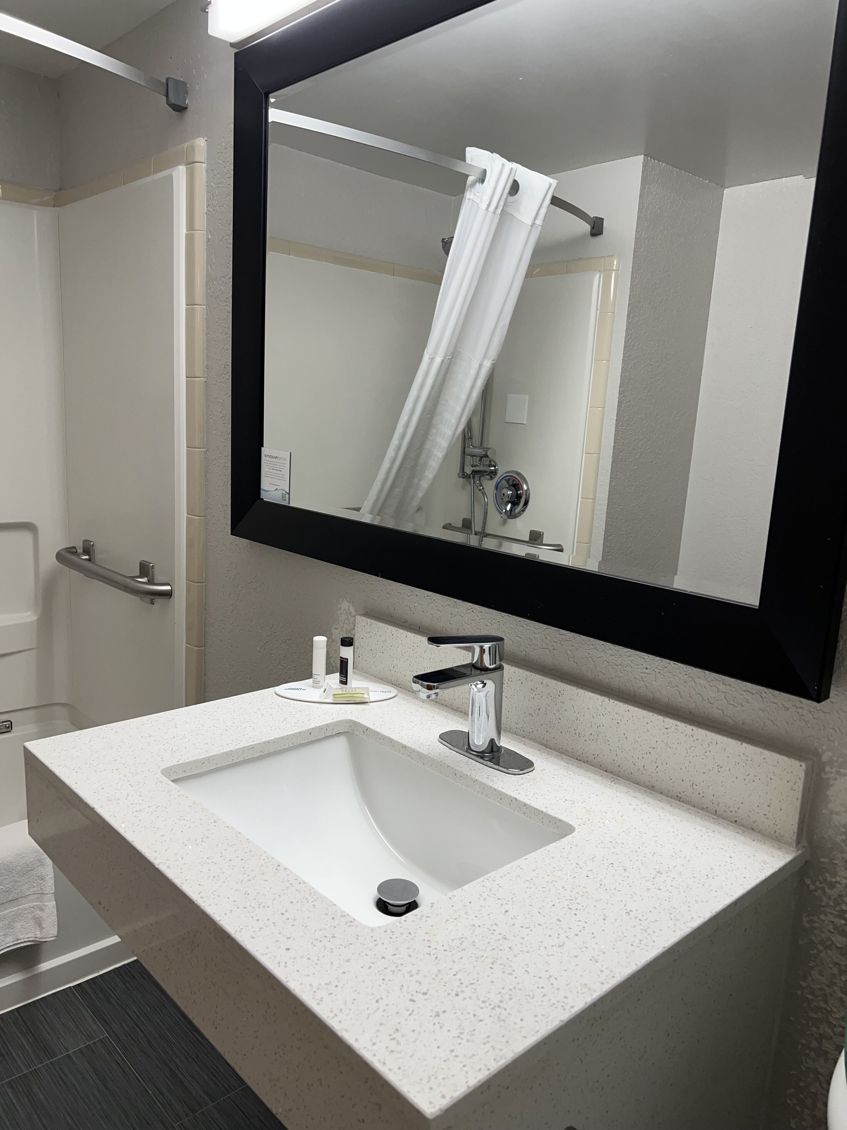 Chambre, 1 très grand lit, accessible aux personnes à mobilité réduite, non-fumeur