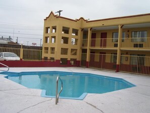 Una piscina al aire libre