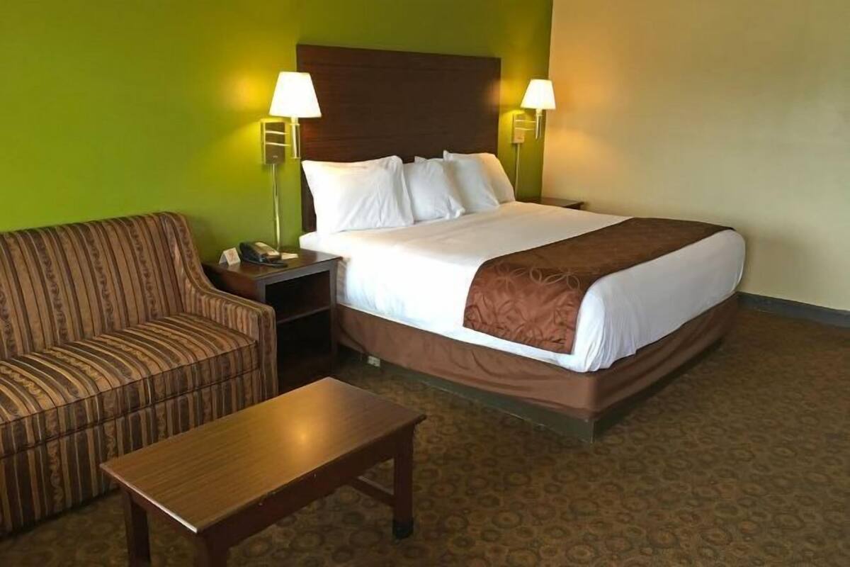 Desk, iron/ironing board, rollaway beds, free WiFi