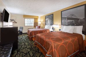 Desk, blackout drapes, free WiFi, bed sheets - Super 8 by Wyndham Wooster (Wooster)
