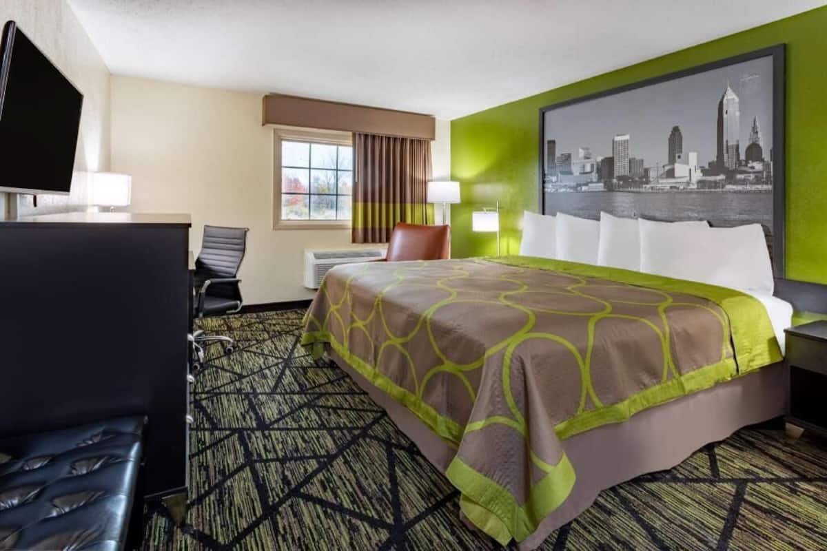 Escritorio, cortinas blackout, wifi gratis y ropa de cama