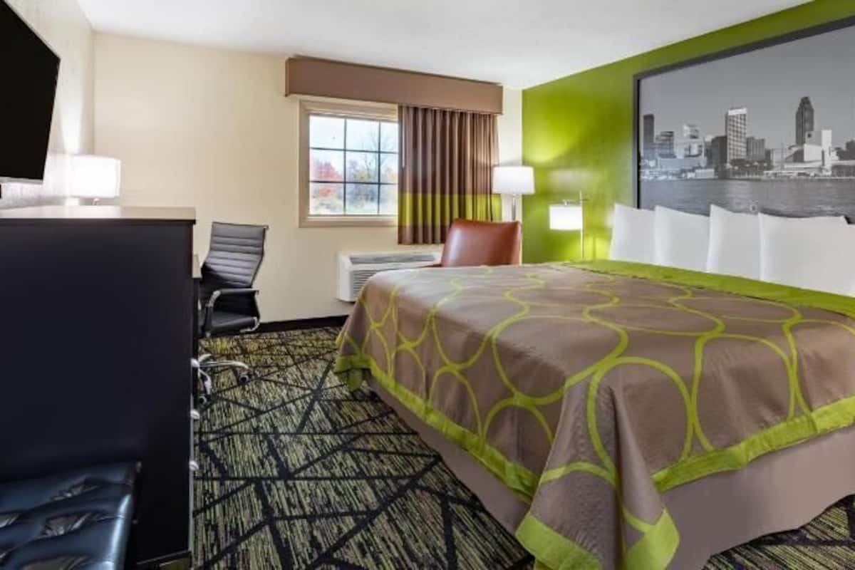 Escritorio, cortinas blackout, wifi gratis y ropa de cama