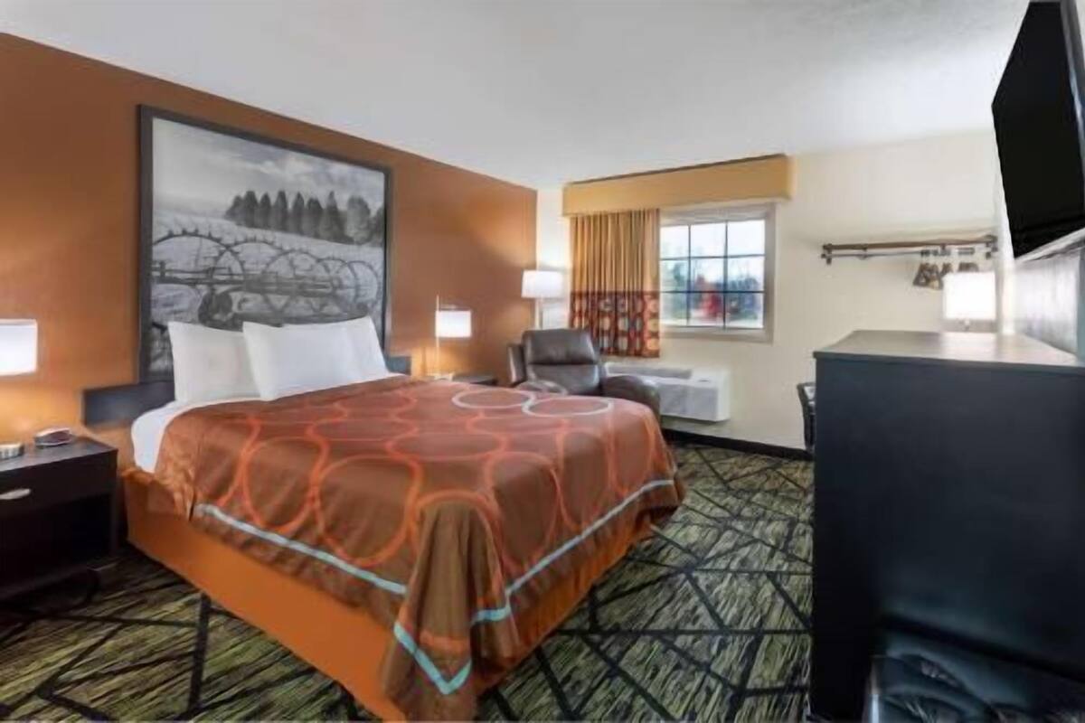 Escritorio, cortinas blackout, wifi gratis y ropa de cama