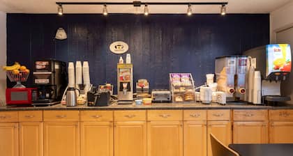 Super 8 by Wyndham Wooster