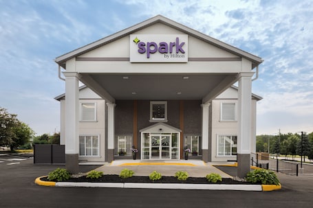 Exterior. Spark By Hilton Woodstock