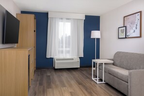 Suite, 1 dormitori | Sala d'estar | Televisor 