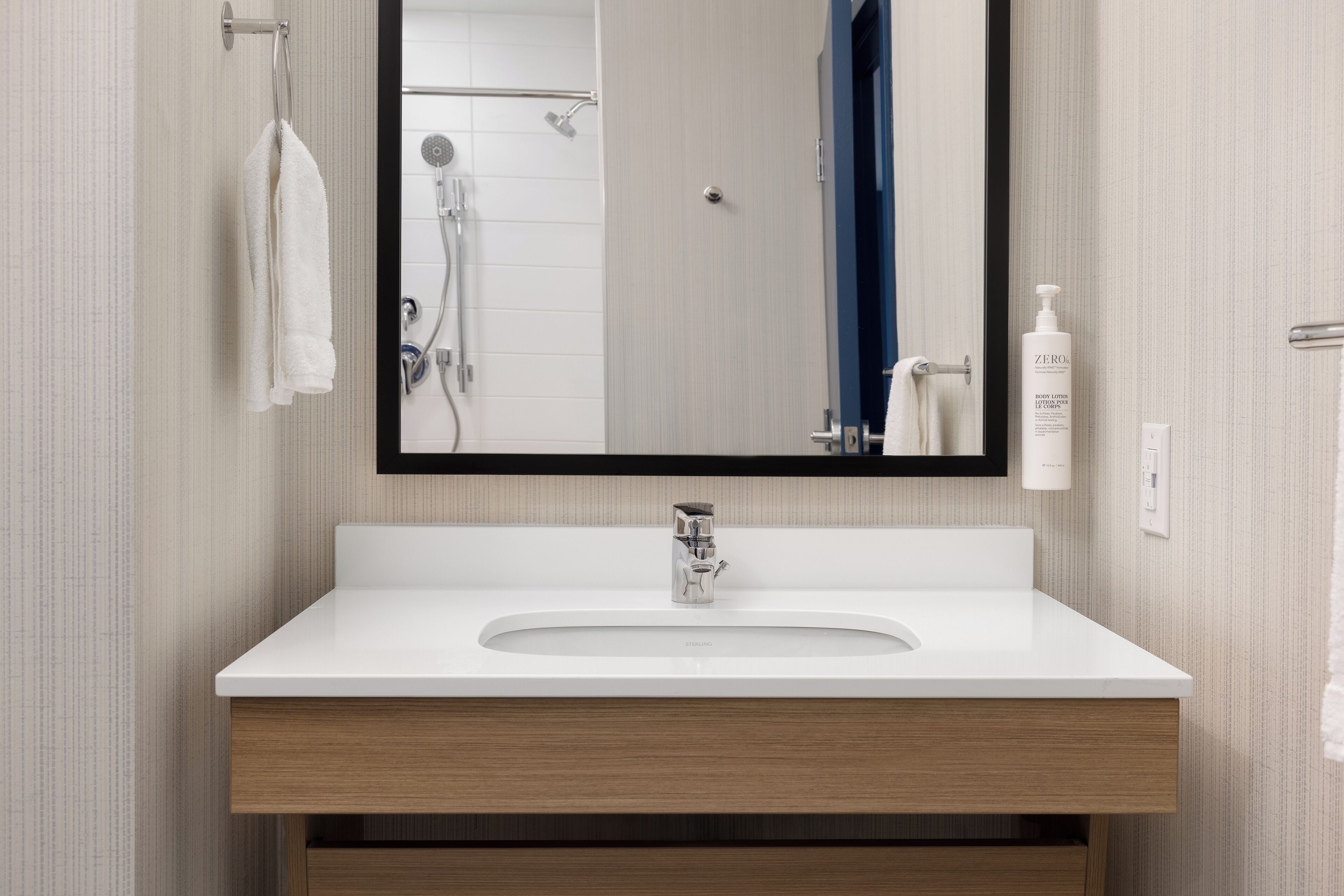 Habitación, 1 cama de matrimonio grande (Mobility, Roll-In Shower) | Baño | Artículos de higiene personal ecológicos, secador de pelo y toallas