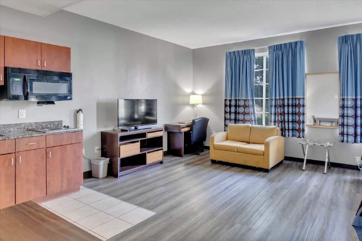 Habitación Deluxe, 2 camas matrimoniales, para no fumadores | Escritorio, tabla de planchar con plancha y cunas gratuitas