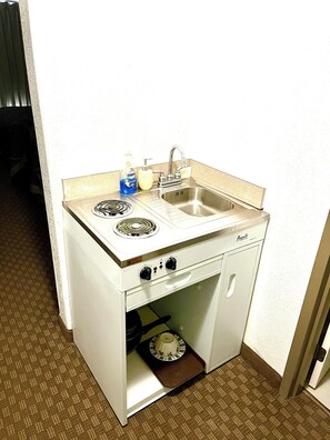 Room, 2 Queen Beds, Non Smoking, Kitchen | Private kitchen | Fridge, microwave, coffee/tea maker