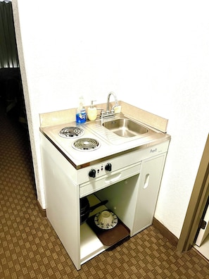 Room, 2 Queen Beds, Non Smoking, Kitchen | Private kitchen | Fridge, microwave, coffee/tea maker