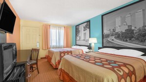 Une chambre d’hôtel avec deux lits, une télévision, un bureau avec une chaise, une fenêtre avec des rideaux et un tableau représentant un paysage urbain accroché au mur.