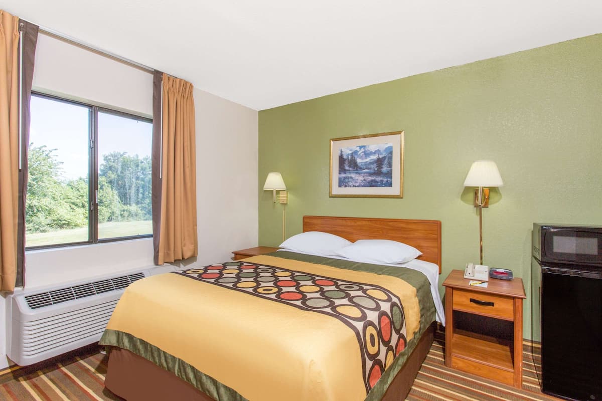Habitación estándar, 1 cama Queen size, con acceso para personas discapacitadas | Cortinas blackout, tabla de planchar con plancha y wifi gratis