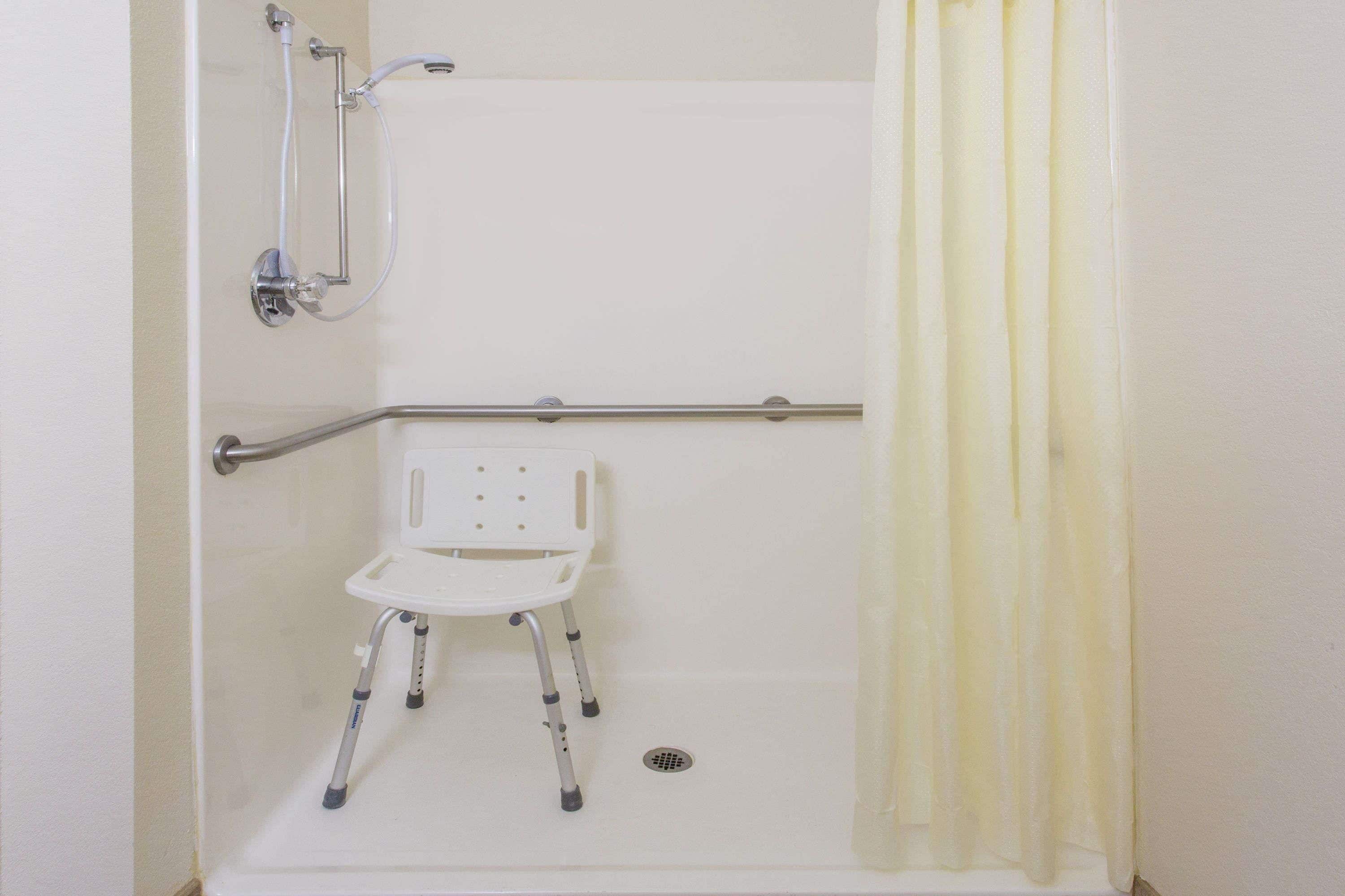 Standard Room, 1 Queen Bed, Accessible | Bathroom | Combined shower/tub, free toiletries, hair dryer, towels