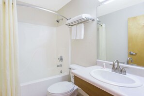 Combined shower/bathtub, free toiletries, hair dryer, towels