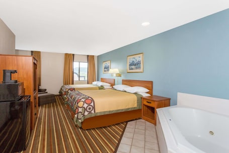 Cortinas blackout, tabla de planchar con plancha y wifi gratis . Super 8 by Wyndham Bedford