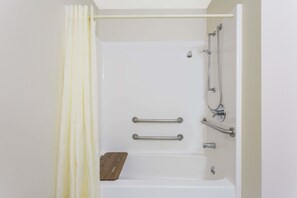 Chambre Standard, 1 grand lit, accessible aux personnes à mobilité réduite | Salle de bain | Ensemble baignoire-douche, articles de toilette (gratuits)