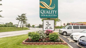 A sign for Quality Inn & Suites with amenities including free WiFi and a micro fridge. - Quality Inn & Suites Columbus West - Hilliard (Columbus)