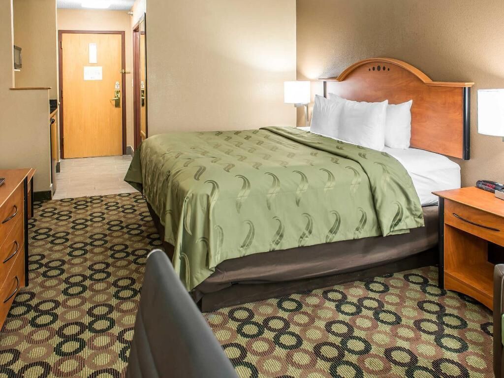 Pillowtop beds, desk, laptop workspace, blackout drapes