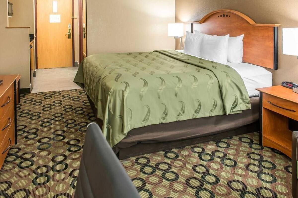 Pillowtop beds, desk, laptop workspace, blackout drapes