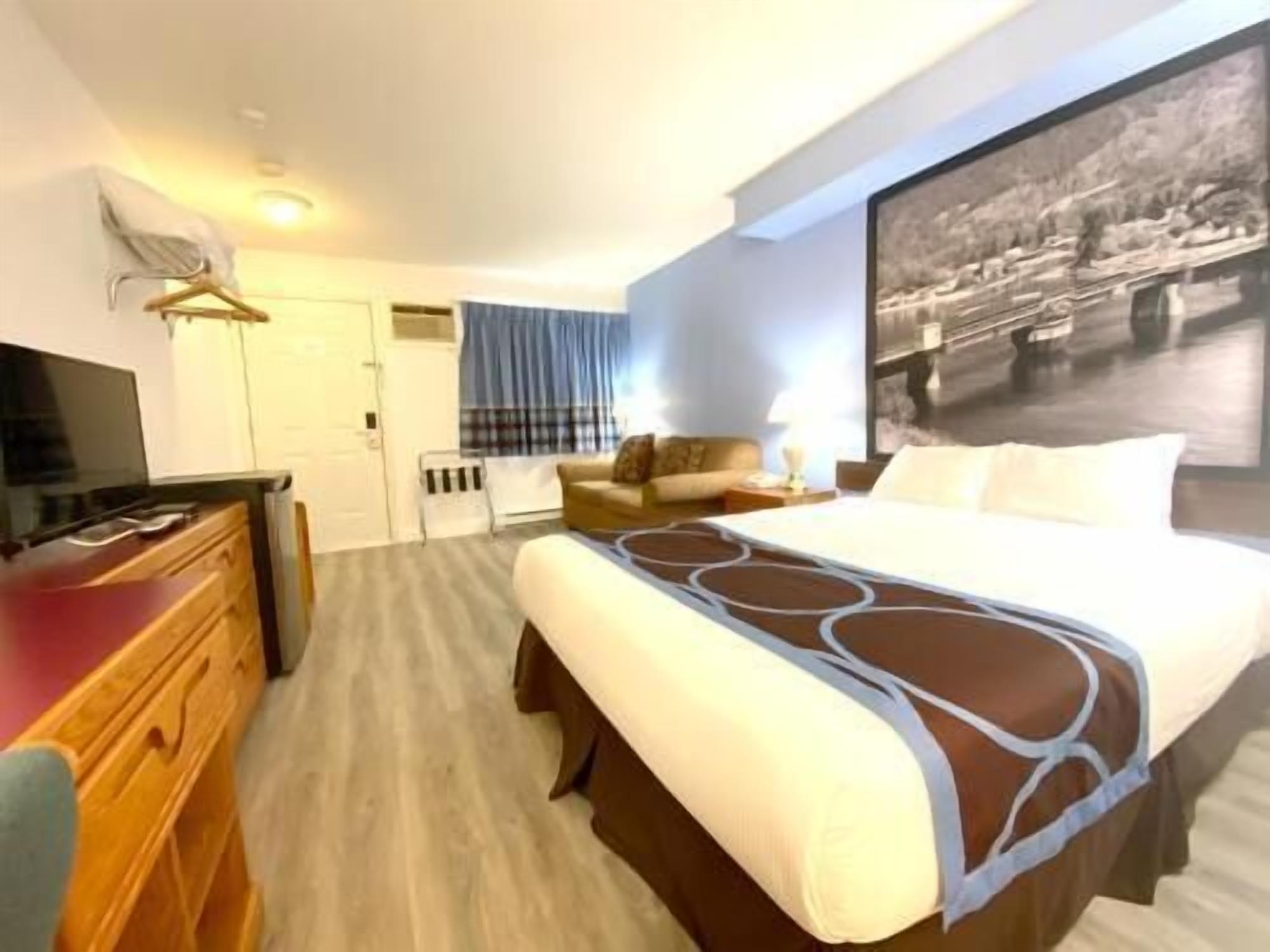 Cunas gratuitas, wifi gratis, ropa de cama y despertador 