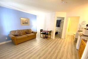 Free cots/infant beds, free WiFi, bed sheets, alarm clocks - Super 8 by Wyndham Sicamous (Sicamous)