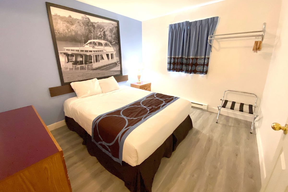 Free cribs/infant beds, free WiFi, bed sheets, alarm clocks