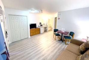 Kostenlose Babybetten, kostenloses WLAN, Bettwäsche, Wecker