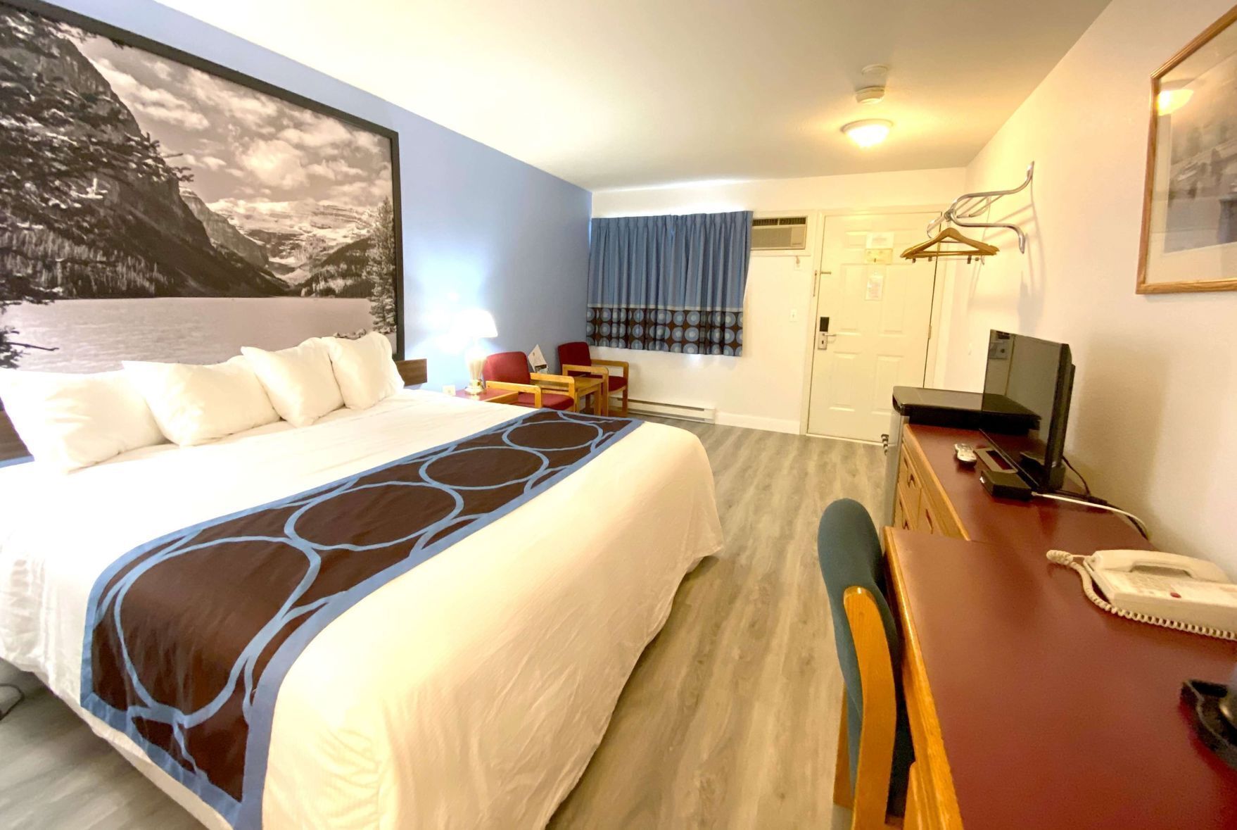 Cunas gratuitas, wifi gratis, ropa de cama y despertador 