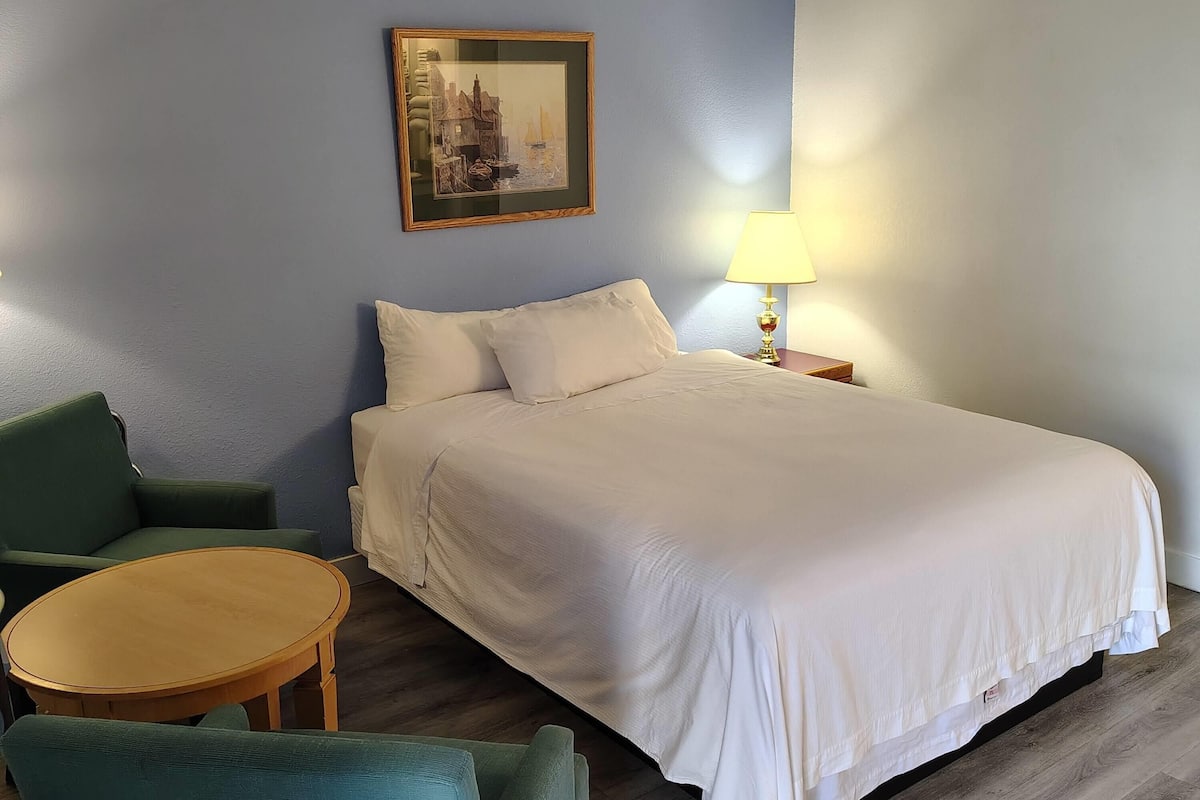 2 Queen Bed, 1-Bedroom, Deluxe Suite, Non-Smoking | 免費搖籃/嬰兒床、免費無線上網、鬧鐘、床單