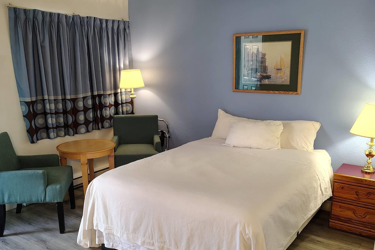 2 Queen Bed, 1-Bedroom, Premium Suite, Non-Smoking | 免費搖籃/嬰兒床、免費無線上網、鬧鐘、床單