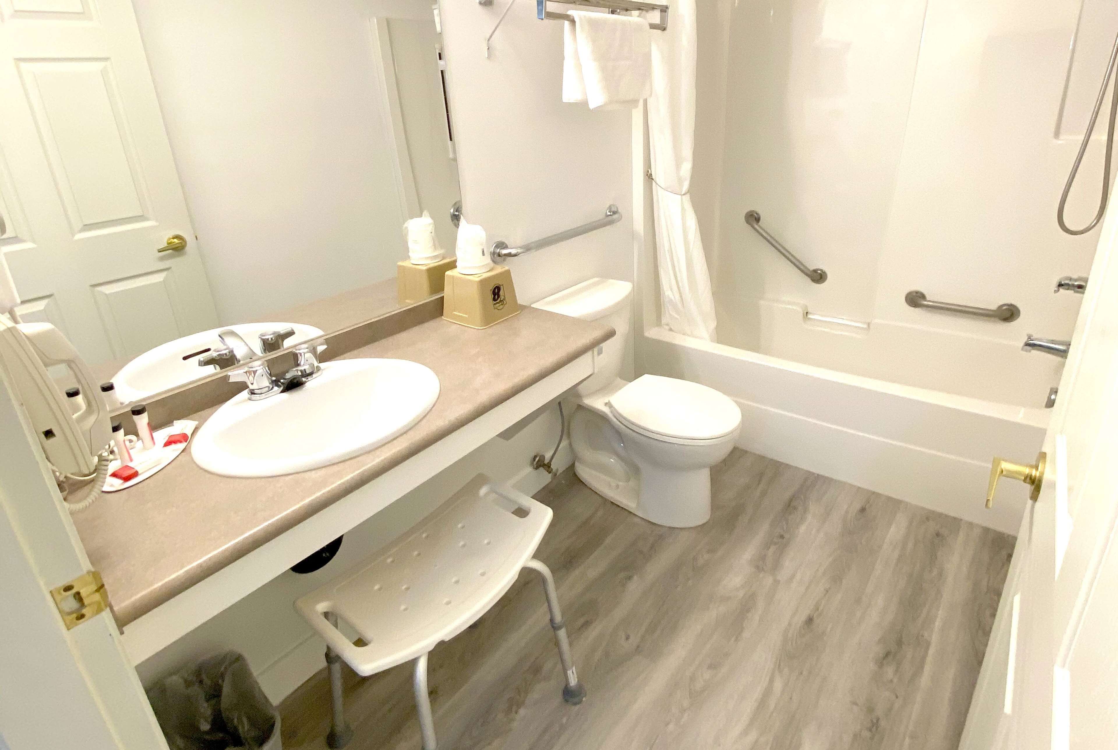 Een badkamer met een wastafel, toilet en bad.