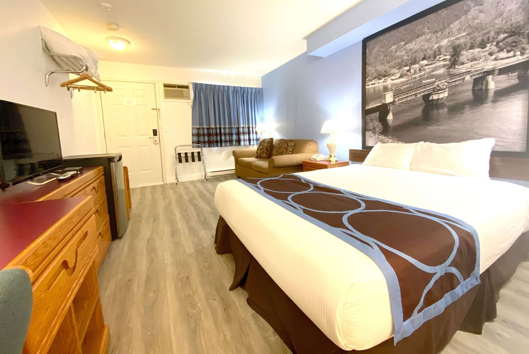 Cunas gratuitas, wifi gratis, ropa de cama y despertador 