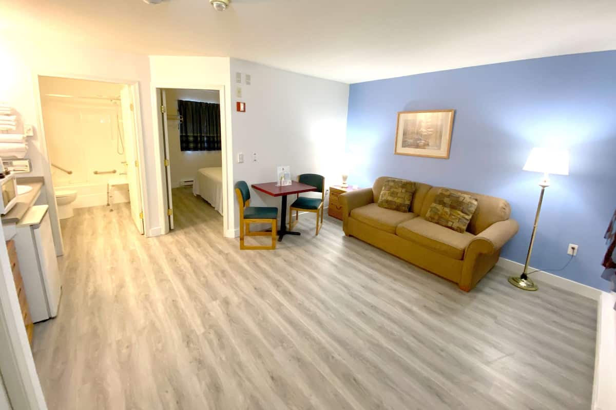 Suite, 1 Queen Bed, Non Smoking | Free cribs/infant beds, free WiFi, bed sheets, alarm clocks
