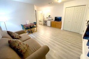 Cunas gratuitas, wifi gratis, ropa de cama y despertador